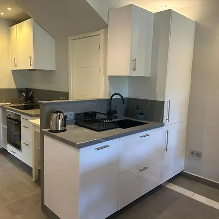 Ground Floor In Prime Location 아파트 *